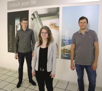 Manuel Teufel, Janine Heinzelmann und Ralf Westheiden (von links) hat die Verknüpfung von Ausbildung und Studium überzeugt. Alle drei haben das Kombi-Studium bei ASSA ABLOY gemeistert / Fotos: ASSA ABLOY Sicherheitstechnik GmbH