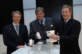 von links: Prof. Heinz-Gerhard Redeker, Vorstandsvorsitzender ELV Elektronik AG – Christian Wulff, Ministerpräsident Niedersachsen