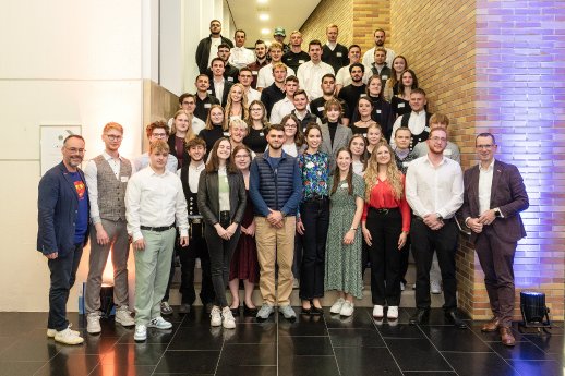 Kammersieger und Kammersiegerinnen mit Peter Friedrich (l.) und Alexander Kotz (r.).jpg