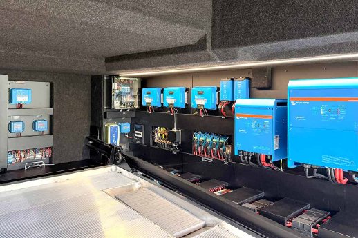 3254-03-Elektrontechnik-im-Reisemobil-mit-PKW-Garage-VARIO-Perfect-1200_1200px.jpg
