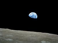 Das berühmte Foto „Earthrise“ (Erdaufgang), aufgenommen vom US-amerikanischen Astronauten William (Bill) Anders während des Fluges von Apollo 8. © NASA/Bill Anders (frei verwendbar), Quelle: Wikipedia