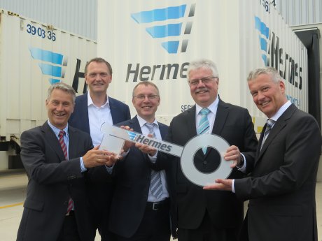 Hermes Logistikzentrum Löhne_Schlüsselübergabe zur Eröffnung.JPG