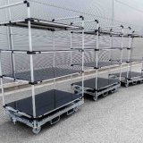 Ein modularer Milkrun-Wagen unterstützt den effizienten Materialtransport innerhalb moderner Produktions- und Lagerumgebungen. Mehrere Ablageebenen ermöglichen eine strukturierte Bereitstellung von Bauteilen und Materialien, während die robuste Konstruktion und das flexible Baukastensystem eine einfache Anpassung an individuelle Anforderungen erlauben. Die Lösung von BeeWaTec steht beispielhaft für effiziente Materialflüsse, Lean Production und zukunftsfähige Intralogistik.