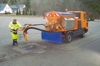 Schnell und punktgenau werden Schlaglöcher mit dem Multicar FUMO Carrier mit Asphaltpatcher beseitigt.