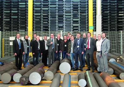 Gruppenbild beim Betriebsrundgang vor dem neuen Hochregallager von Meusburger (Foto: Meusburger)