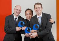 Die Gewinner des ALTANA Innovation Awards 2012 (von links): Dr. Bernd Göbelt, Akihiro Wakahara und Dr. Stefan Mößmer, die stellvertretend für das Gewinnerteam den Preis entgegennahmen. Zum Gewinnerteam von BYK gehören zudem noch Mark Heekeren, Marcus Meichsner, Markus Rößner und Sabine Stelz