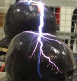 Langzeitbelichtung eines Experiments mit einer Blitzentladung auf einem Kunstkopf © TU Ilmenau/René Machts Langzeitbelichtung eines Experiments mit einer Blitzentladung auf einem Kunstkopf © TU Ilmenau/René Machts