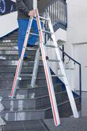 Sicherer Stand auch bei Arbeiten im Treppenhaus: Die stabile Treppenstehleiter 4123MH von Hymer- Leichtmetallbau lässt sich stufenlos verstellen / In der Aktion Malerherbst gibt es eine hochwertige Werkzeugtasche als Gratisbeigabe
