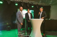 Die Vorstände Ingo Kraupa, CEO (Mitte) und Florian Sippel, COO (links) begrüßen die Gäste. Mit auf dem Bild Moderator Tom Meiler (rechts)