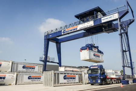 Den Standort am Duisburger Hafen hat GREIWING im vergangenen Jahr mit einem Portalkran fürs Containerhandling ausgestattet / Foto: GREIWING
