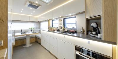 Lifestyle im VARIO Alkoven 900. Die Wohnlandschaft mit offener Küche vermittelt ein beeindruckendes Raumgefühl, das an ein Luxus-Apartment erinnert