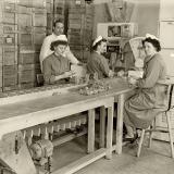 Fördertechnik trifft Lebensmittel: Mitarbeiterinnen von Latscha Lebensmittel tüteten 1925 Mandeln ein, die später im Ladengeschäft verkauft wurden. (Foto: Dematic)