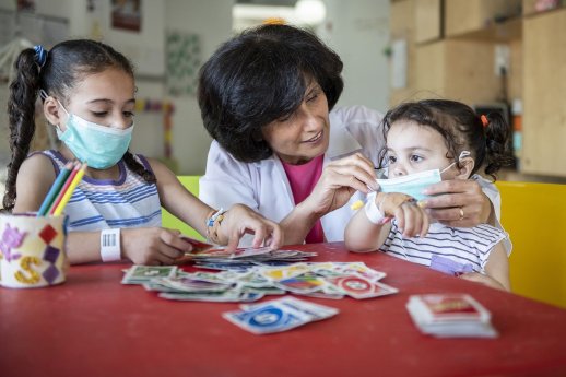 Chefärztin Dr. Hiyam Marzouqa im Caritas Baby Hospital mit zwei Patientinnen.jpg