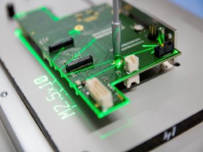 Ein Z-LASER ZLP2 Laserprojektor führt durch die Montage einer elektronischen Baugruppe