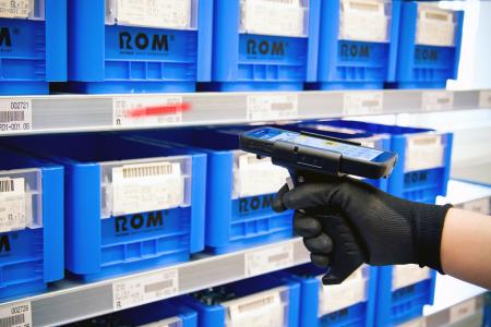 Mit innovativen Lösungen wie dem MDE-Barcode-Scanner sorgt das Kanban-System ROM – REYHER Order Management für eine sichere und effiziente C-Teile-Versorgung