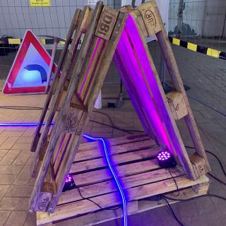 „Paletten, Schilder, Absperrband: Auf dieser Baustelle haften Eltern ausnahmsweise mal nicht für ihre Kinder.“