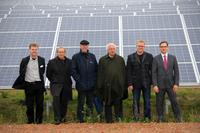 Begeistert von der größten Freiflächenanlage der Region Hannover: Michael Walkling, Udo Sahling, Professor Axel Priebs, Karl-Heinz Schorn, Thomas Schulze-Hüper (Leiter Einkauf AS Solar), Alexander Schorn. Von links. Begeistert von der größten Freiflächenanlage der Region Hannover: Michael Walkling, Udo Sahling, Professor Axel Priebs, Karl-Heinz Schorn, Thomas Schulze-Hüper (Leiter Einkauf AS Solar), Alexander Schorn. Von links.