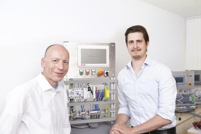 MGA-Geschäftsführer Lorenz Arnold (l.) mit Projektleiter Marius Ritter im Entwicklungslabor; Foto: MGA Ingenieurdienstleistungen GmbH.