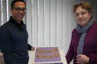 Die Geschäftsführer Dr. Tim Ganser und Carsten Wilde mit der hübschen Jubiläums-Motivtorte.