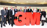 Gunter Gressler (Bildmitte links), Vorsitzender der Geschäftsführung der 3M Deutschland GmbH, und Johan Friman (Bildmitte rechts), Vorsitzender der Geschäftsleitung bei LeasePlan Deutschland, freuen sich mit dem Team, das den 3M Fuhrpark betreut, über die 10-jährige Partnerschaft. Auf dem Jubiläumsfoto sind (v.l.n.r.) zu sehen: Burkhard Müchow, Gunter Glück, Ehrenfried Köckemann, Nadine Gäbler, Manfred Czichowski, Günter Gressler, Johan Friman, Jürgen Petschenka, Rainer Kehl, Maciej Czarnecki, Elke Eggert, Janette Piegeler Gunter Gressler (Bildmitte links), Vorsitzender der Geschäftsführung der 3M Deutschland GmbH, und Johan Friman (Bildmitte rechts), Vorsitzender der Geschäftsleitung bei LeasePlan Deutschland, freuen sich mit dem Team, das den 3M Fuhrpark betreut, über die 10-jährige Partnerschaft. Auf dem Jubiläumsfoto sind (v.l.n.r.) zu sehen: Burkhard Müchow, Gunter Glück, Ehrenfried Köckemann, Nadine Gäbler, Manfred Czichowski, Günter Gressler, Johan Friman, Jürgen Petschenka, Rainer Kehl, Maciej Czarnecki, Elke Eggert, Janette Piegeler