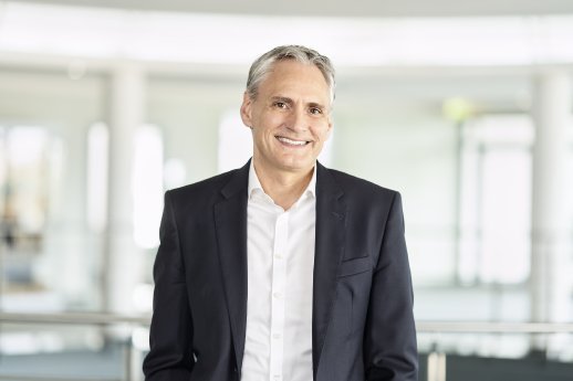 Frank Lamsfuss Portrait 03 klein_copy_BarmeniaGothaer.jpg