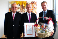 25 Jahre bei GREIWING logistics for you: Geschäftsführer Klaus Beckonert (Bildmitte) erhält seine Jubiläumsurkunde von Erich und Jürgen Greiwing (von links). (Foto: GREIWING logistics for you)
