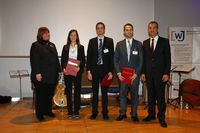 von li: Tanja Schunk, stellv. Vorsitzender der Wirtschaftsjunioren Heilbronn Franken, die drei WJ-Preisträger Denise Zimmermann, Michael Reiter, Arne Lederer und Albrecht Reimold, Werkleiter der Audi AG in Neckarsulm. (Bild: Georg Schubert)