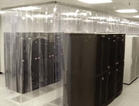 Hier ein Beispiel für eine kostengünstige Kaltgangeinhausung per Kunststoffvorhang.