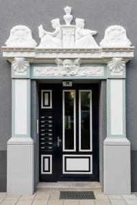 Der Hauseingang verfügt mit seinen filigranen Ornamenten über einen unverwechselbaren Charakter, der durch die kontrastreiche Gestaltung unterstrichen wird. (Foto: Caparol Farben Lacke Bautenschutz/Alexandra Lechner)