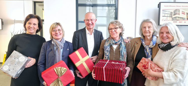 Spendenübergabe-Unternehmensgruppe-Hoffmann_2025-11_6-Personen.jpg