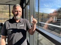 Cleverer Problemlöser: Nicht mal 10 cm misst der Freilauf von SELVE, den Produktmanager Tino Braumann hier zeigt. Das einfach zu montierende Bauteil empfiehlt sich für NHK-Antriebe aller Hersteller.