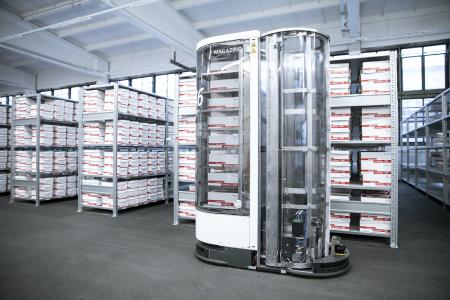 The mobile robot TORU during the demonstration at the warehouse from Berkemann. The robot picks stows and transports shoe boxes completely autonomous in warehouses. (Picture: Berkemann)