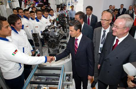 Mexikos Staatspräsident Enrique Peña, der Gouverneur des Bundesstaates Guanajuato, Miguel Marquez und Martin Winterkorn, Vorstandsvorsitzender der Volkswagen AG beim Rundgang durch das neue Motorenwerk im mexikanischen Silao. (Bild: Volkswagen)