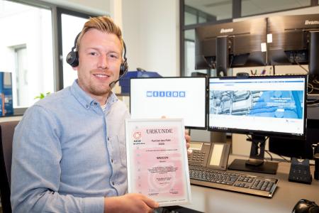 Patrick Neuhaus mit der Urkunde "Partner des PVH 2020"