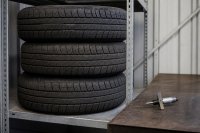 Ganzjahresreifen legen im zweiten Quartal 2026 um 15 Prozent zu, während Winterreifen im ersten Halbjahr 5 Prozent verlieren