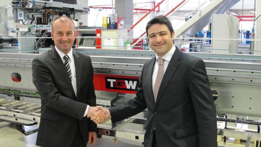 The start of a successful merger of TGW and CSI in Brazil – Georg Kirchmayr, TGW president, and Fábio Malvesi, president CSI (Source: TGW Logistics Group GmbH)