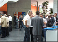 Informationsaustausch im Ausstellungsbereich