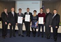 IHK-Präsident Klaus Olbricht (l.) und IHK-Hauptgeschäftsführer Wolfgang März (r.) freuen sich zusammen mit den Forschungspreisträgern Dr.-Ing Roland Böck (3.v.l.), Patrick Kramer (4.v.l.) und Mladen Jocic (3.v.r.) sowie Prof. Dr. Armin Willingmann (Rektor der Hochschule Harz, 2.v.r.), Prof. Dr. Anne Lequy (Rektorin der Hochschule Magdeburg-Stendal, , 4.v.r.) und Prof. Dr. Volkmar Leßmann von der Otto-von-Guericke-Universität (2.v.l.) (Foto: IHK Magdeburg)