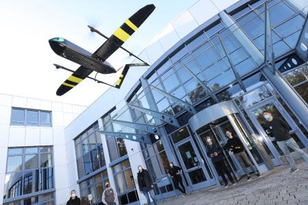 Team TechFac EcoCar bei einer Demonstration ihres elektrischen VTOL Copters "Night Fury" am Fraunhofer IISB in Erlangen. Bild: Kurt Fuchs / Fraunhofer IISB