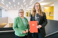 HSB-Rektorin Prof. Dr. Karin Luckey begrüßt Prof. Dr. Daniela Konrad (rechts) anlässlich ihrer Vereidigung an der Hochschule Bremen (HSB)