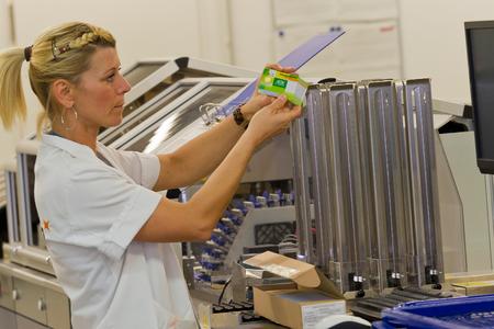 Gemalto-Mitarbeiterin mit neuer Gesundheitskarte (Copyright: Gemalto 2012)