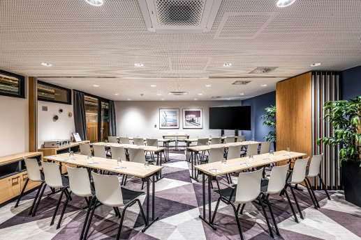Holiday Inn-2.jpg