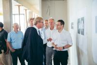 Minister Dr. Bernd Buchholz zeigt sich beeindruckt von dem innovativen Konzept für modernes Arbeiten der MACH AG