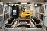 Der Roboter der bildverarbeitungsgestützten Handlinglösung wurde aus Platzgründen an der Decke des Beladebereichs der Beschichtungsanlage montiert und verfügt über eine Reichweite von 1.000 mm.