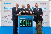 Erwin Sellering, Ministerpräsident des Landes Mecklenburg-Vorpommern, Thomas Pätzold, Technischer Vorstand der WEMAG AG, Sigmar Gabriel, Bundesminister für Energie und Wirtschaft sowie Clemens Triebel, Technischer Vorstand der Younicos AG (v.li.) legen den Hebel für mehr erneuerbare Energien im Stromnetz um. Bildnachweis: WEMAG/Rudolph-Kramer