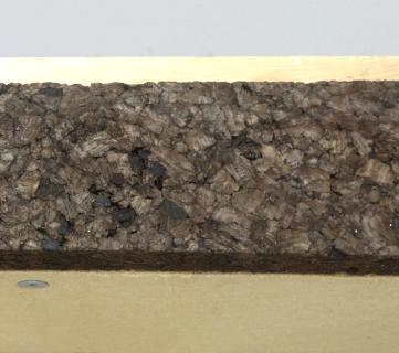 Abb. 3 Ausführung der zweiten Dichtebene vor Fenstereinbau a) Kork- oder XPS-Keil mit 5° Gefälle setzen. (Foto: INTHERMO, Ober-Ramstadt; www.inthermo.de)