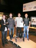 Die prämierten vier Ilmenauer Masterstudenten mit Rollator und Urkunde. Von links: Antoine Heim (Mechatronik), Markus Mayer (Maschinenbau), Thomas Schönfelder (Mechatronik) und Nils Ziegenspeck (Mechatronik) © TU Ilmenau