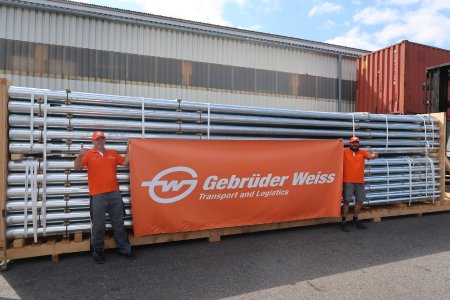 Alles gesichert für den Bahntransport in die Mongolei. Transportvorbereitung für die Lichtmasten der Zumtobel Gruppe im Hafen Freudenau / Wien. (Quelle: Gebrüder Weiss)