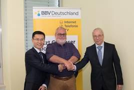 Sun Jie – General Manager ZTE Deutschland, Manfred Maschek – CEO BBV Deutschland, Dr. Peter Selgert – CEO Bouwfonds IM Deutschland bei der Unterzeichnung der Kooperationsvereinbarung (v.l.n.r.).