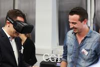 Virtual Reality: M+M-Mitarbeiter Simon Velthuis (r.) führt einem Workshop-Teilnehmer die VR-Brille Oculus Rift vor